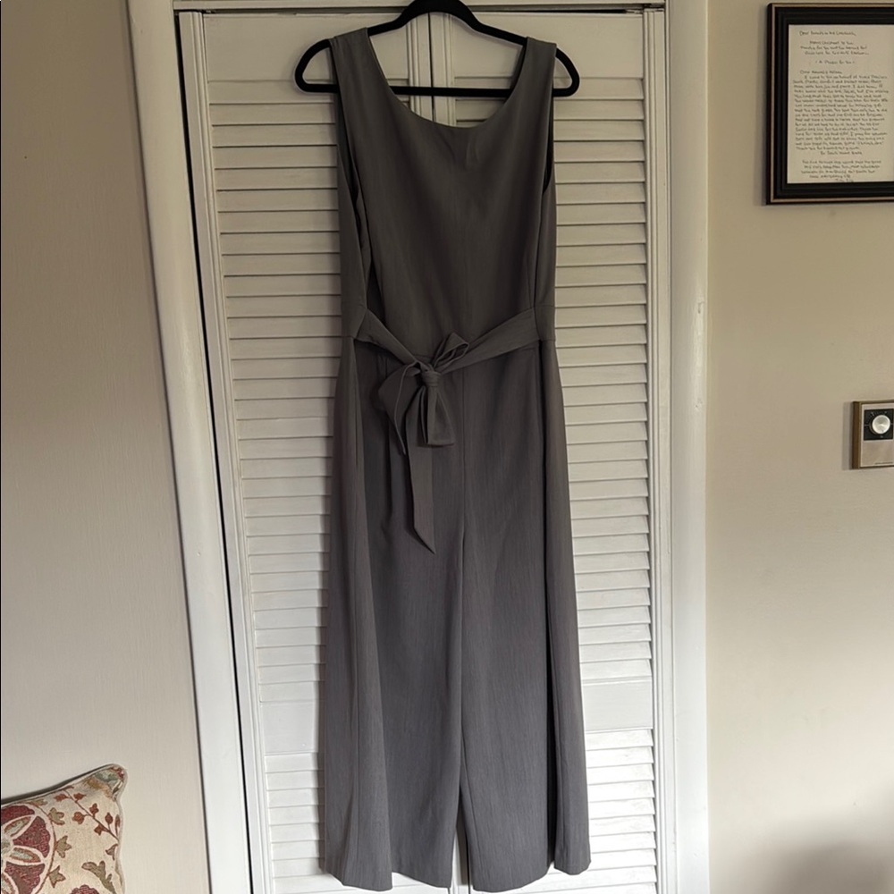 Elegant Gray Sleeveless jumpsuit